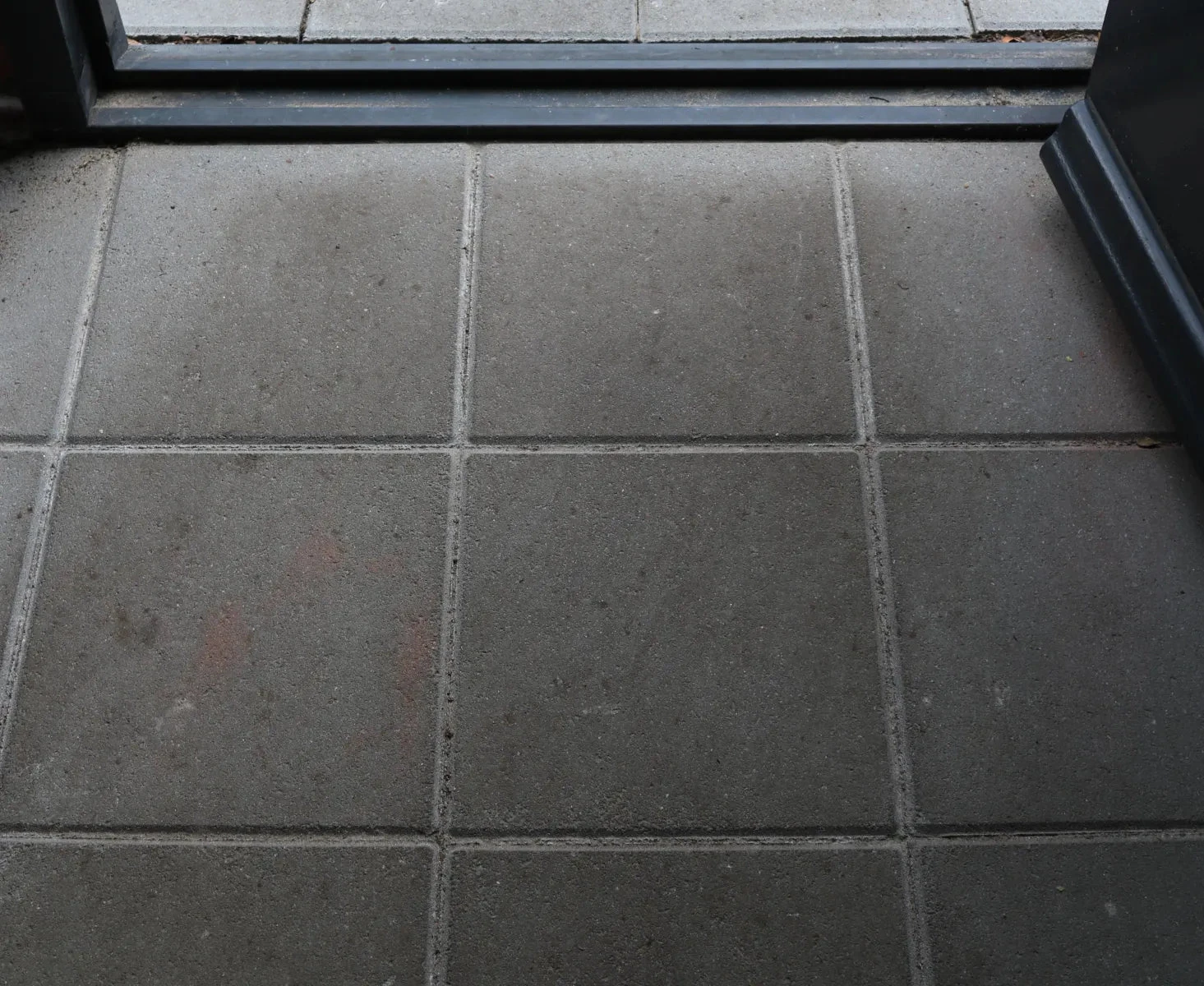 Tegel 30x30x4,5 facet KOMO grijs klein pakket 30x30x4,5cm Grijs