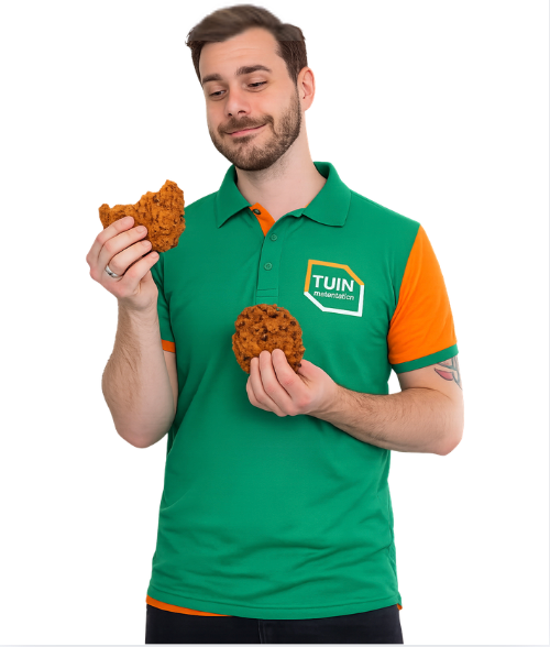 Onze collega geniet van een cookie