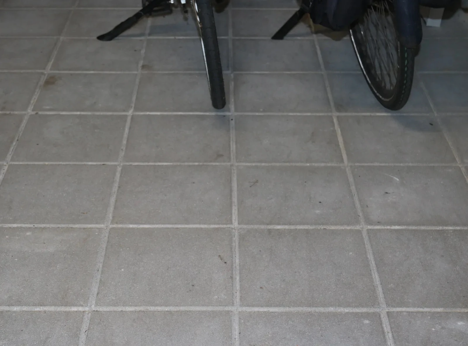 Tegel 30x30x4,5 facet KOMO grijs klein pakket 30x30x4,5cm Grijs